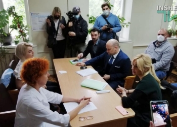 Больница работать будет, к главврачу есть вопросы, – глава облсовета и чиновник НСЗУ встретились с главврачом Николаевской “инфекционки” (ВИДЕО)