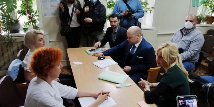 Больница работать будет, к главврачу есть вопросы, – глава облсовета и чиновник НСЗУ встретились с главврачом Николаевской “инфекционки” (ВИДЕО)