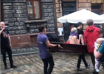 Во Львове в гробу носили по улицам голую девушку, – это художники выражали протест (ВИДЕО)