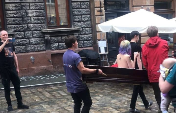 Во Львове в гробу носили по улицам голую девушку, – это художники выражали протест (ВИДЕО)