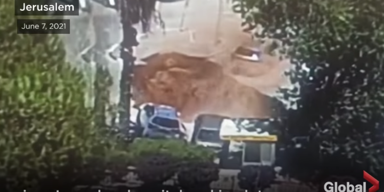В Иерусалиме открывшаяся пропасть за секунды проглотила несколько авто (ВИДЕО)