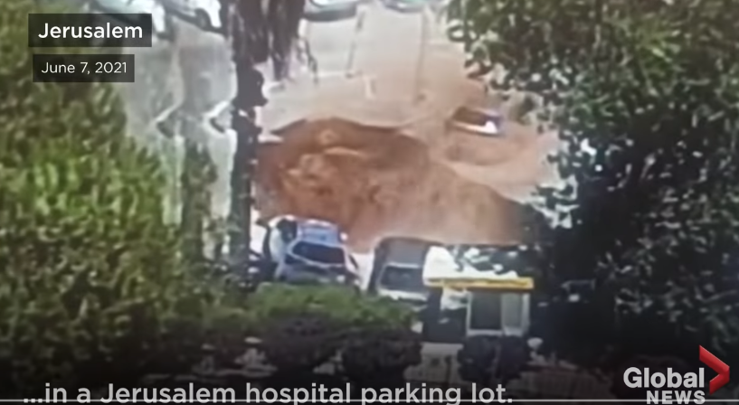 В Иерусалиме открывшаяся пропасть за секунды проглотила несколько авто (ВИДЕО) 1