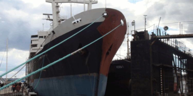 Судно «Святая Ольга», три года простоявшее в центре Николаева, купили на лом за 14 млн грн