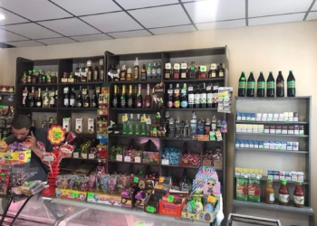 В остановочном павильоне на ул.Корабелов без лицензий торговали сигаретами и алкоголем – николаевские налоговики товар изъяли