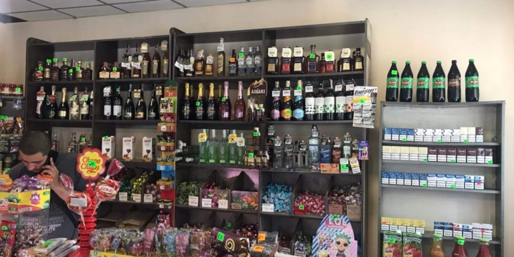 В остановочном павильоне на ул.Корабелов без лицензий торговали сигаретами и алкоголем – николаевские налоговики товар изъяли