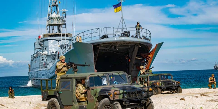 Николаевские морпехи тренируются: высадка на Тендровскую косу (ФОТО)