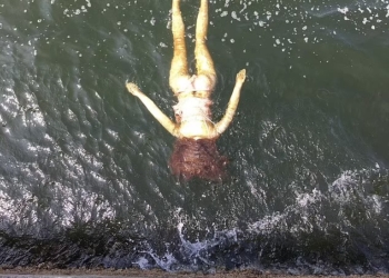 В Японии спасали тонущую женщину, а вытащили «голландскую жену» (ФОТО)