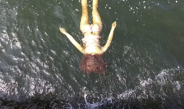 В Японии спасали тонущую женщину, а вытащили «голландскую жену» (ФОТО)