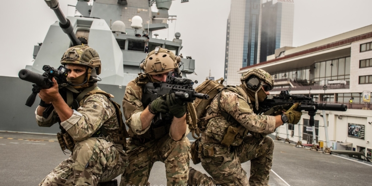 Очаковские «морские котики» отработали на британском эсминце “Defender” абордаж (ФОТО)