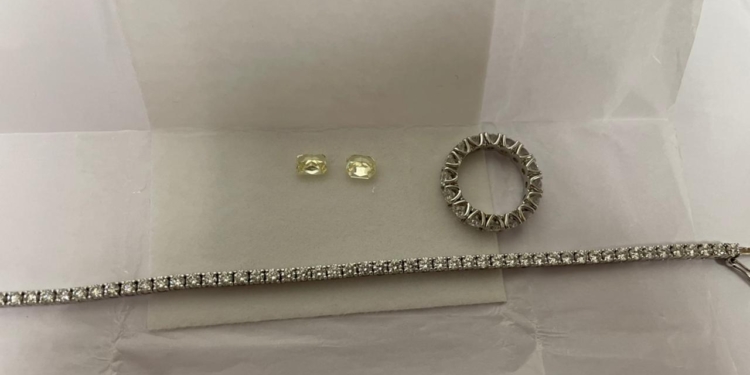 Израильтянин пытался ввезти в Украину бриллианты на 1 млн.грн. (ФОТО, ВИДЕО)