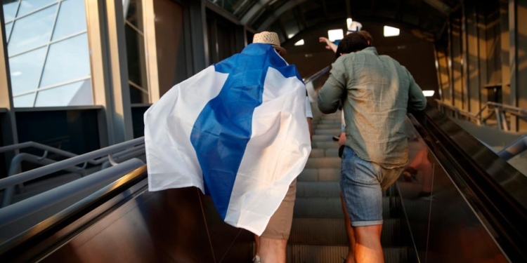 «Гостинец» из России: в Финляндии не исключают нового локдауна из-за привезенного футбольными фанами из Санкт-Петербурга дельта-штамма коронавируса