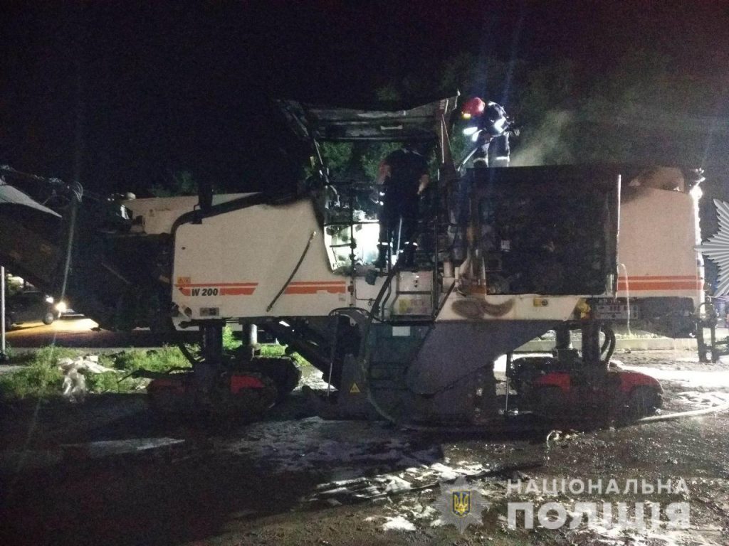 Полиция открыла производство по факту поджога дорожной техники в Николаеве и просит откликнуться свидетелей 1