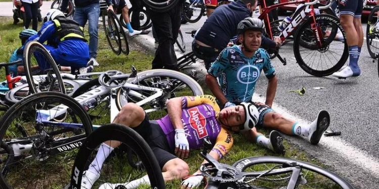 Болельщица с плакатом вызвала падение десятка велосипедистов на «Тур де Франс» (ВИДЕО)