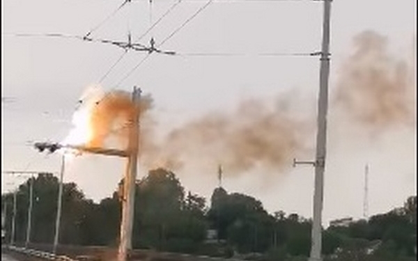 В Николаеве молния ударила в столб троллейбусной контактной сети на Ингульском мосту – вспыхнул пожар (ВИДЕО)