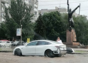 Николаев затопило: как машины «плыли» по улицам (ВИДЕО)