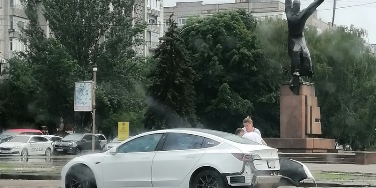 Николаев затопило: как машины «плыли» по улицам (ВИДЕО)