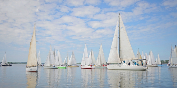 В Николаеве стартовал II этап регаты «Mykolaiv River Cup» – в гонке участвует мэр (ФОТО)