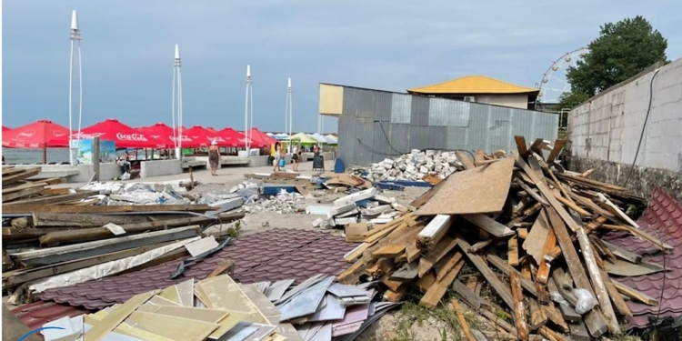 Снесены очередные незаконные постройки на берегу Черного моря в зоне отдыха «Коблево» (ФОТО)