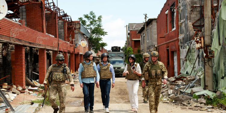 Делегация французских парламентариев посетила КПВВ «Гнутово» и прифронтовое Широкино (ФОТО)