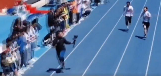 Ради идеального кадра: оператор обогнал спринтеров на чемпионате (ВИДЕО)