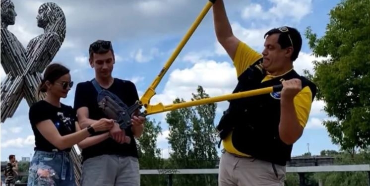 Харьковская пара, которая сковалась на День св.Валентина, продает свою цепь за $3 млн. (ФОТО, ВИДЕО)