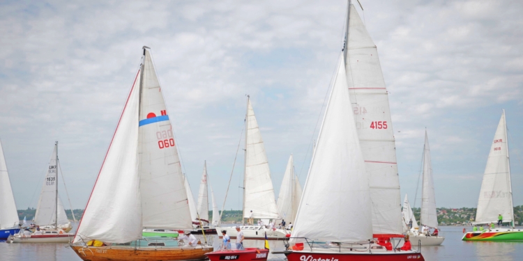 В Николаеве стартовал II этап регаты «Mykolaiv River Cup» – в гонке участвует мэр (ФОТО)