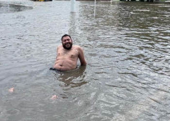 В Измаиле сильный ливень затопил город: мужчина нырял в воду перед мэрией (ВИДЕО)