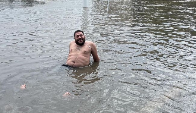 В Измаиле сильный ливень затопил город: мужчина нырял в воду перед мэрией (ВИДЕО)