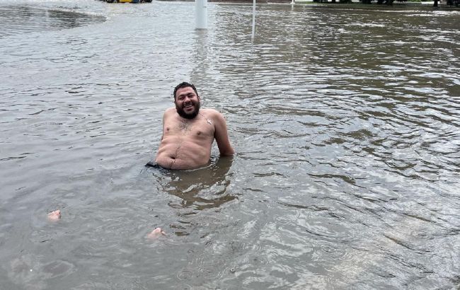 В Измаиле сильный ливень затопил город: мужчина нырял в воду перед мэрией (ВИДЕО) 1