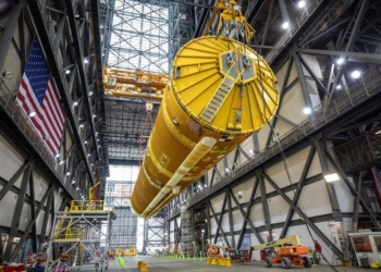 NASA показало гигантскую ракету для полета на Луну (ФОТО)