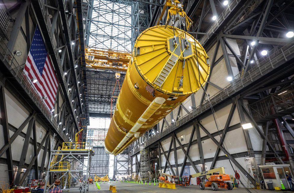 NASA показало гигантскую ракету для полета на Луну (ФОТО) 3