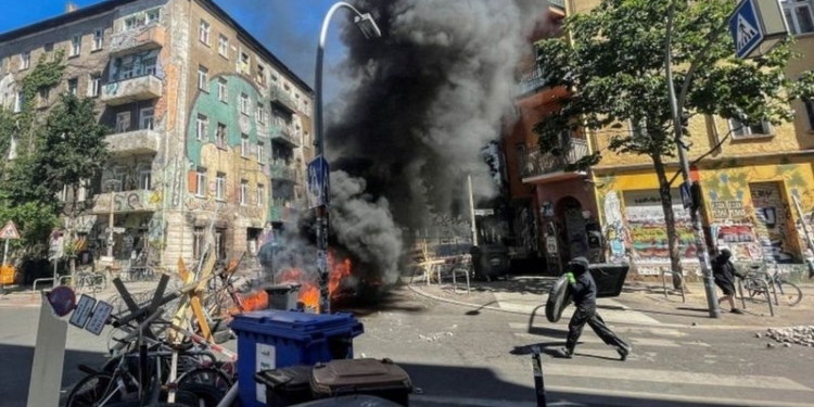 В Берлине 60 полицейских пострадали при попытке провести противопожарную инспекцию в самозахваченном квартале (ФОТО, ВИДЕО)