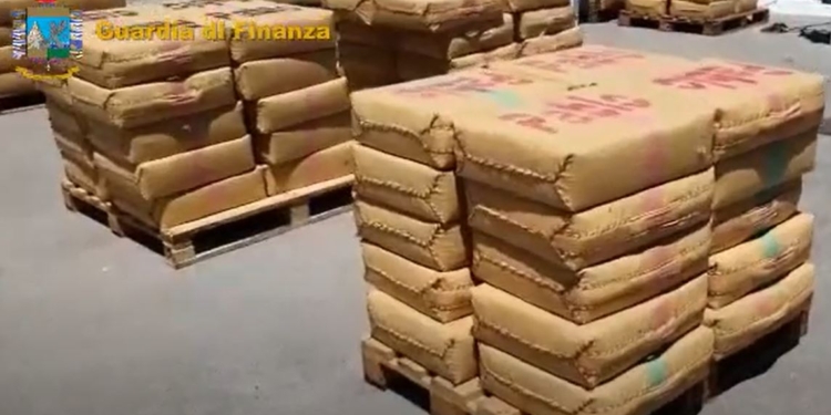 У берегов Сицилии на паруснике под флагом США обнаружили 3 болгар и 6 тонн гашиша (ВИДЕО)