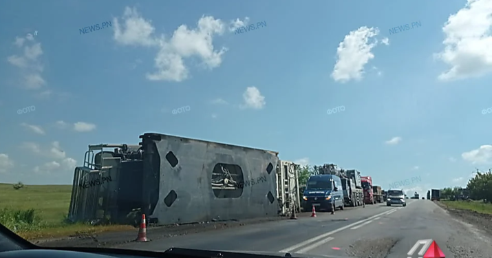 Возле Николаева на объездной пытаются поднять гигантскую деталь от крана