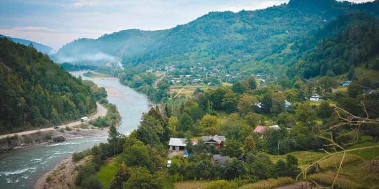 В Карпатах погиб ребенок – поскользнулся на камнях и упал в реку, его унесло течение (ФОТО)