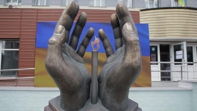 В Киеве установили мемориал погибшим от коронавируса медикам