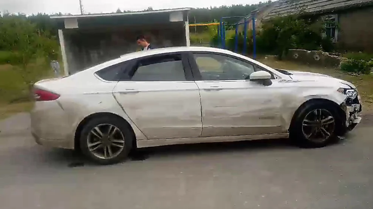 По Николаеву "пролетел" белый "Форд": разбил 10 автомобилей и пытался сбежать (ВИДЕО) 1