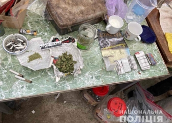 В Южноукраинске во время обыска нашли конопли на 300 тыс. грн., рубли и травку в партийной газете (ФОТО)