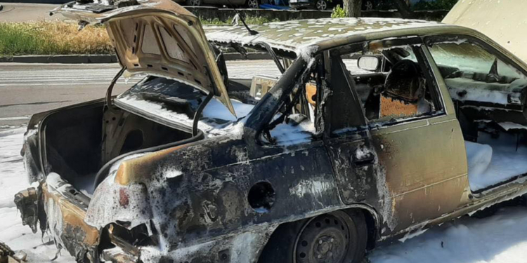 В Николаеве на ходу загорелось авто. Спасатели говорят, курить надо меньше (ФОТО)