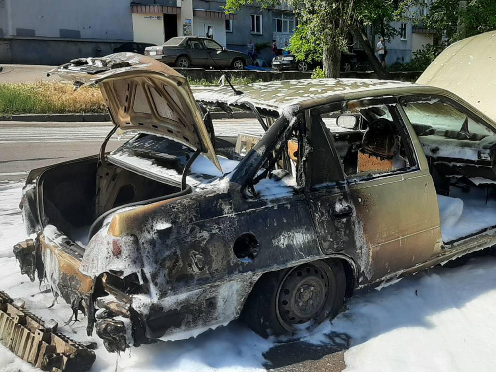 В Николаеве на ходу загорелось авто. Спасатели говорят, курить надо меньше (ФОТО) 3