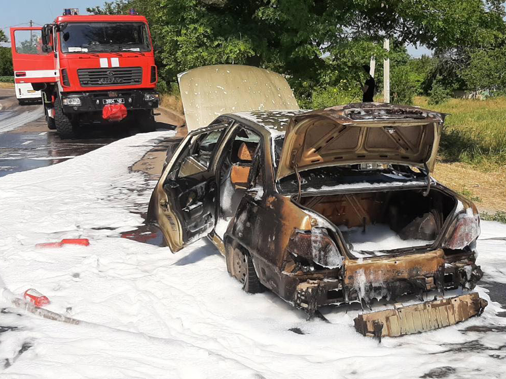 В Николаеве на ходу загорелось авто. Спасатели говорят, курить надо меньше (ФОТО) 5
