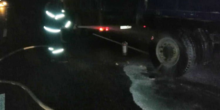 На трассе Н-11 «Днепр-Николаев» тушили прицеп КамАЗа с зерном (ФОТО)