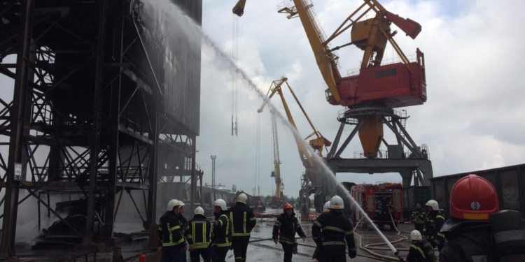 В морском специализированном порту тушили галерею – там загорелась транспортировочная лента (ФОТО)