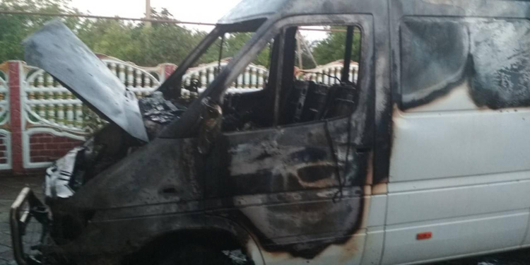 В Вознесенске полностью сгорел микроавтобус. Но дом спасли