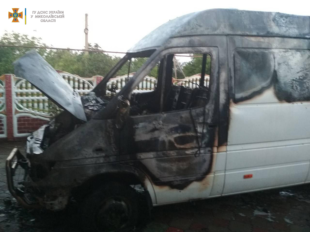 В Вознесенске полностью сгорел микроавтобус. Но дом спасли 1