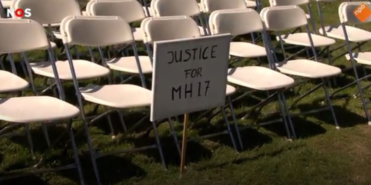 В Гааге начинается рассмотрение по существу дела сбитого над Донбассом самолета. У посольства РФ поставили 298 белых стульев (ФОТО)