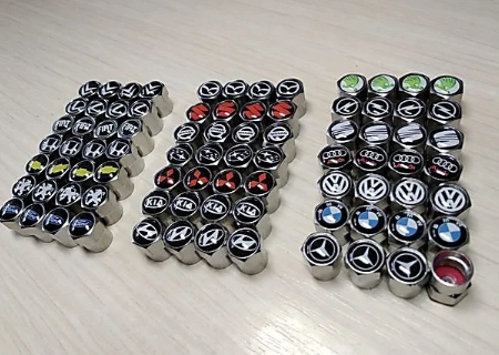 В Николаеве подростки увлеклись TikTok-челленджем коллекционирования ворованных колпаков с авто