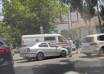 “Скорая”, которая везла “ковидную” вакцину, попала в ДТП в центре Николаева