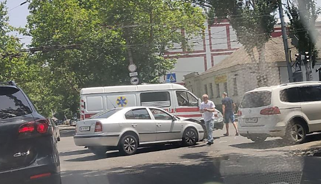 “Скорая”, которая везла “ковидную” вакцину, попала в ДТП в центре Николаева