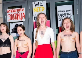 В Польше провели “минуту крика” топлес
